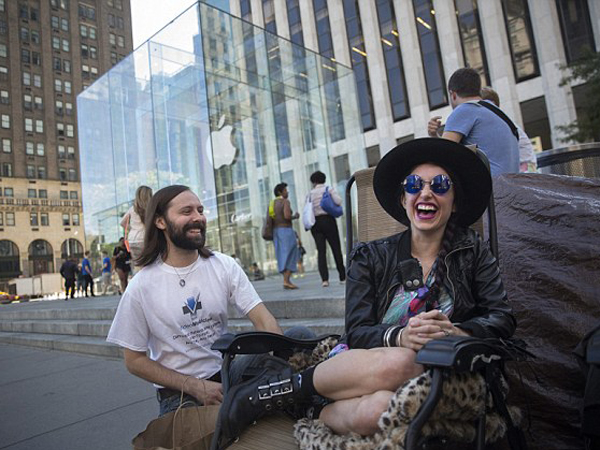 Beli iPhone 6, Sejumlah Orang Mulai Antre Menginap di Depan Apple Store!